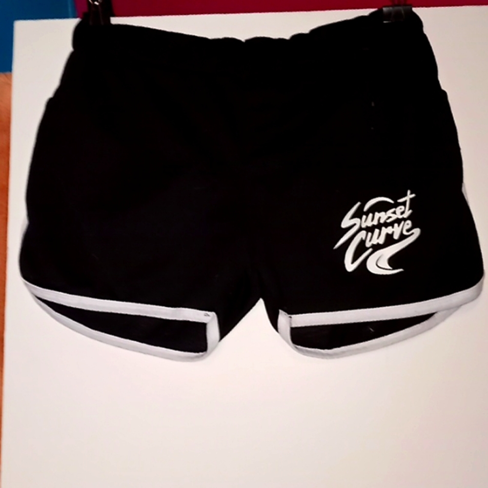 Sunset curve shorts